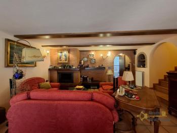 Charming town house in perfect condition, beautiful high ceilings with exposed wooden beams and bricks. Img9