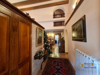 Charming town house in perfect condition, beautiful high ceilings with exposed wooden beams and bricks. Img2