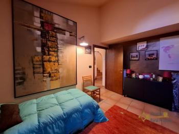 Charming town house in perfect condition, beautiful high ceilings with exposed wooden beams and bricks. Img25