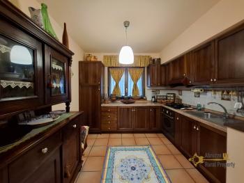 Charming town house in perfect condition, beautiful high ceilings with exposed wooden beams and bricks. Img20