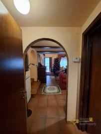 Charming town house in perfect condition, beautiful high ceilings with exposed wooden beams and bricks. Img23