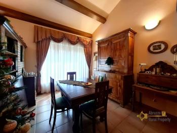 Charming town house in perfect condition, beautiful high ceilings with exposed wooden beams and bricks. Img10