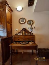 Charming town house in perfect condition, beautiful high ceilings with exposed wooden beams and bricks. Img14