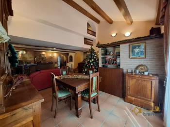 Charming town house in perfect condition, beautiful high ceilings with exposed wooden beams and bricks. Img12