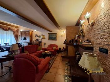 Charming town house in perfect condition, beautiful high ceilings with exposed wooden beams and bricks. Img6