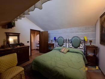 Charming town house in perfect condition, beautiful high ceilings with exposed wooden beams and bricks. Img36