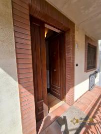 Charming town house in perfect condition, beautiful high ceilings with exposed wooden beams and bricks. Img47