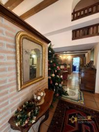 Charming town house in perfect condition, beautiful high ceilings with exposed wooden beams and bricks. Img3