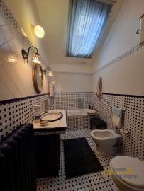 Charming town house in perfect condition, beautiful high ceilings with exposed wooden beams and bricks. Img27