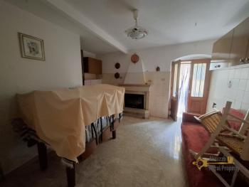 Four-bedroom town house in good conditions, with terrace and cellar. Roccavivara Img4