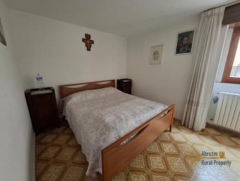 Four-bedroom town house in good conditions, with terrace and cellar. Roccavivara Img16