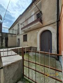 Four-bedroom town house in good conditions, with terrace and cellar. Roccavivara Img31
