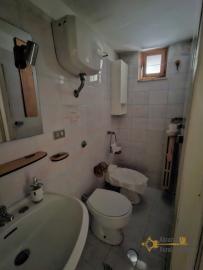 Four-bedroom town house in good conditions, with terrace and cellar. Roccavivara Img8