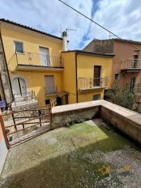 Four-bedroom town house in good conditions, with terrace and cellar. Roccavivara Img14
