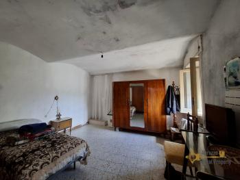 Three-bedroom town house with vaulted ceilings, panoramic terrace and a stone cellar. Palmoli. Img13