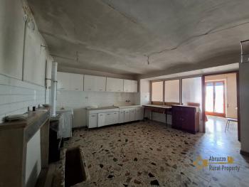Three-bedroom town house with vaulted ceilings, panoramic terrace and a stone cellar. Palmoli. Img4