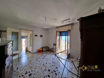 Three-bedroom town house with vaulted ceilings, panoramic terrace and a stone cellar. Palmoli. Img23