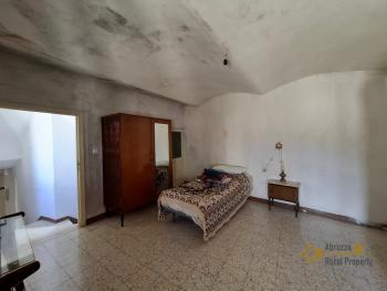 Three-bedroom town house with vaulted ceilings, panoramic terrace and a stone cellar. Palmoli. Img15
