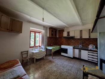 Three-bedroom country house in good conditions, with vaulted ceilings, cellar and garage. Schiavi D'Abruzzo Img9