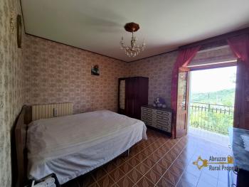 Three-bedroom country house in good conditions, with vaulted ceilings, cellar and garage. Schiavi D'Abruzzo Img28