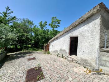 Three-bedroom country house in good conditions, with vaulted ceilings, cellar and garage. Schiavi D'Abruzzo Img41