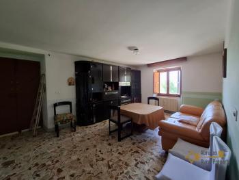 Three-bedroom country house in good conditions, with vaulted ceilings, cellar and garage. Schiavi D'Abruzzo Img12