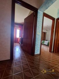 Three-bedroom country house in good conditions, with vaulted ceilings, cellar and garage. Schiavi D'Abruzzo Img17