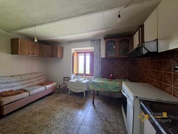 Three-bedroom country house in good conditions, with vaulted ceilings, cellar and garage. Schiavi D'Abruzzo Img10