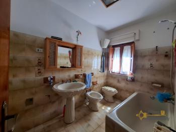 Three-bedroom country house in good conditions, with vaulted ceilings, cellar and garage. Schiavi D'Abruzzo Img32