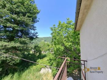 Three-bedroom country house in good conditions, with vaulted ceilings, cellar and garage. Schiavi D'Abruzzo Img24