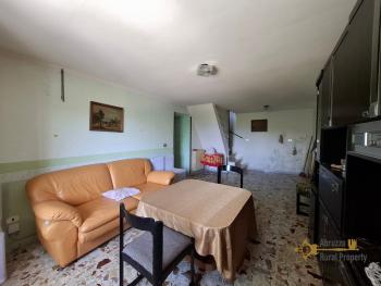 Three-bedroom country house in good conditions, with vaulted ceilings, cellar and garage. Schiavi D'Abruzzo Img14