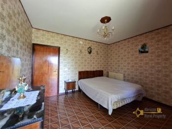 Three-bedroom country house in good conditions, with vaulted ceilings, cellar and garage. Schiavi D'Abruzzo Img30