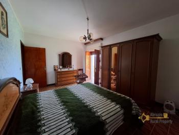 Three-bedroom country house in good conditions, with vaulted ceilings, cellar and garage. Schiavi D'Abruzzo Img22