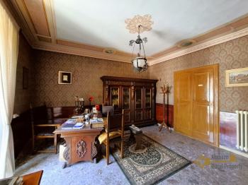 Perfect condition stone house of 220 sqm, vaulted ceilings, original flooring, back garden and cellar.