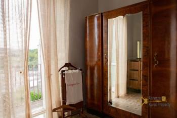 Perfect condition stone house of 220 sqm, vaulted ceilings, original flooring, back garden and cellar. Img38