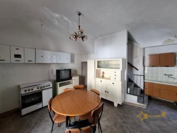 Semi-detached stone house with barrel ceilings and stone cellar. Gissi Img3