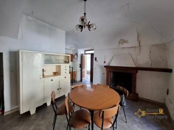 Semi-detached stone house with barrel ceilings and stone cellar. Gissi Img4