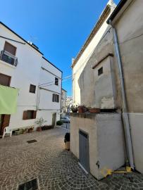 Semi-detached stone house with barrel ceilings and stone cellar. Gissi Img18