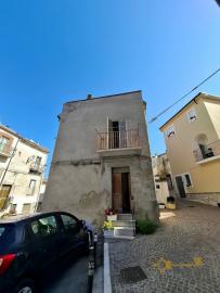 Semi-detached stone house with barrel ceilings and stone cellar. Gissi Img16