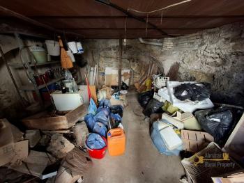 Semi-detached stone house with barrel ceilings and stone cellar. Gissi Img15
