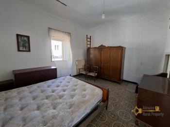 Semi-detached stone house with barrel ceilings and stone cellar. Gissi Img11