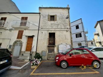 Semi-detached stone house with barrel ceilings and stone cellar. Gissi Img17