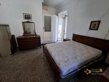 Semi-detached stone house with barrel ceilings and stone cellar. Gissi Img10