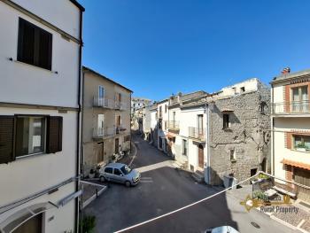 Semi-detached stone house with barrel ceilings and stone cellar. Gissi Img12