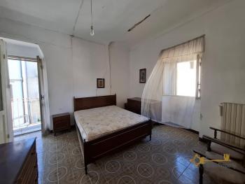 Semi-detached stone house with barrel ceilings and stone cellar. Gissi Img9