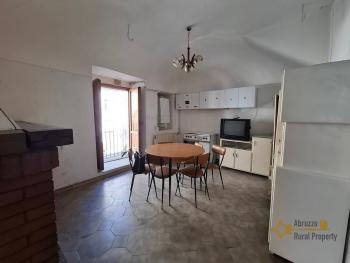 Semi-detached stone house with barrel ceilings and stone cellar. Gissi Img2