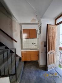 Semi-detached stone house with barrel ceilings and stone cellar. Gissi Img8