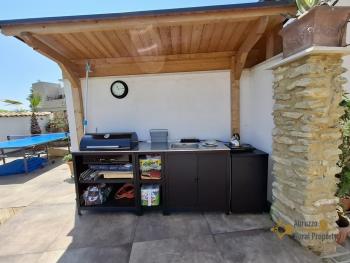 Charming, completely restored stone villa with outside space and swimming pool. Crecchio. Img45