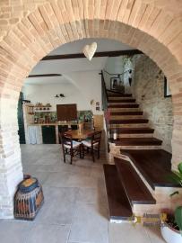 Charming, completely restored stone villa with outside space and swimming pool. Crecchio. Img8