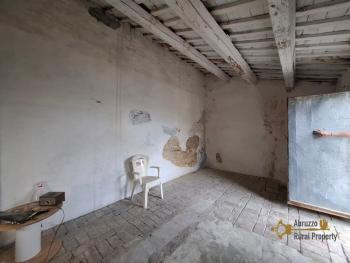 Cosy town house with terrace and garage located in the center of the village.Scerni. Img16